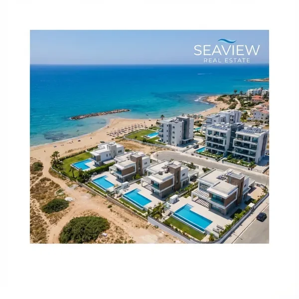 נוף אווירי של חוף קפריסין עם פיתוחי נדל״ן יוקרתיים