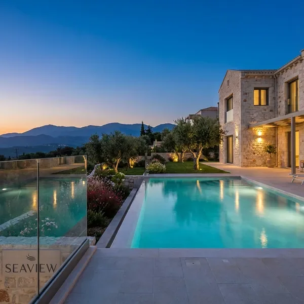 וילה ים תיכונית מפוארת עם בריכה מוארת