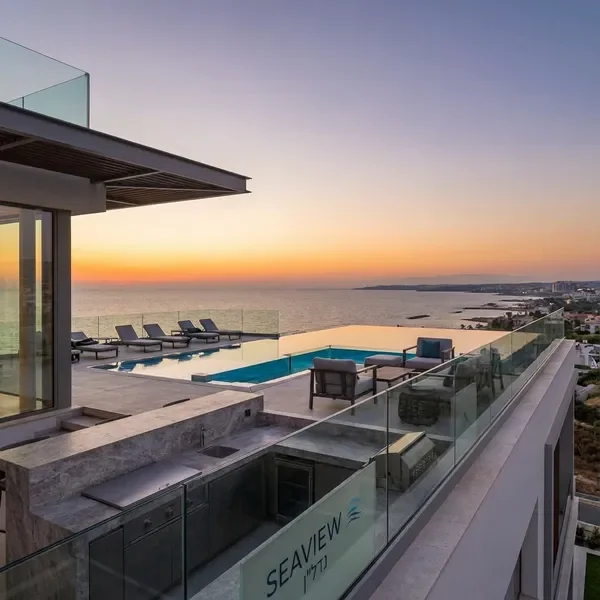 מרפסת גג פנטהאוז יוקרתי עם בריכת אינסוף